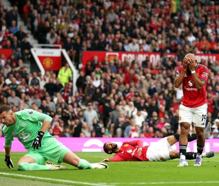 曼联客场险胜，保住了英超榜首位置