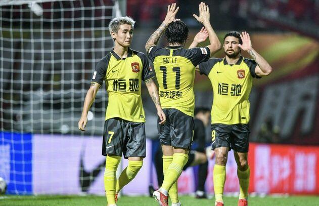 包含恒大队员团结一心，以强大实力击败对手稳坐积分榜头名的词条