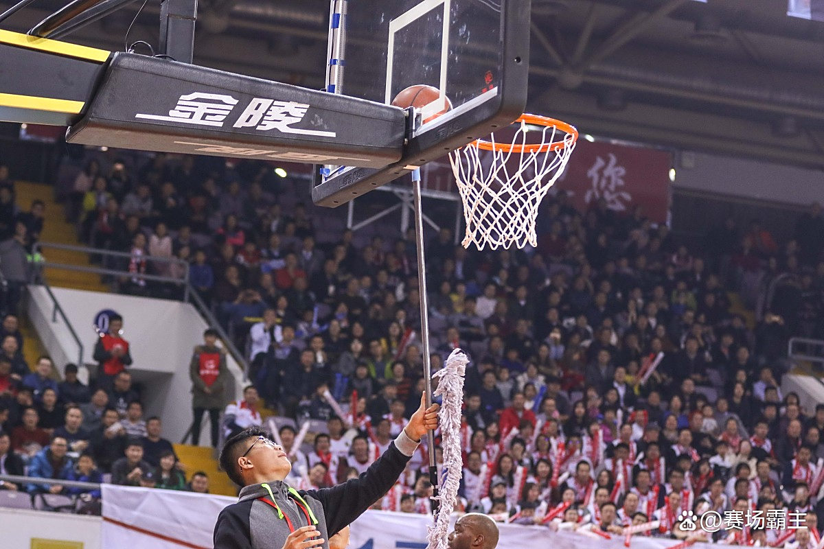 广厦队全队发威，团结作战，取得大胜