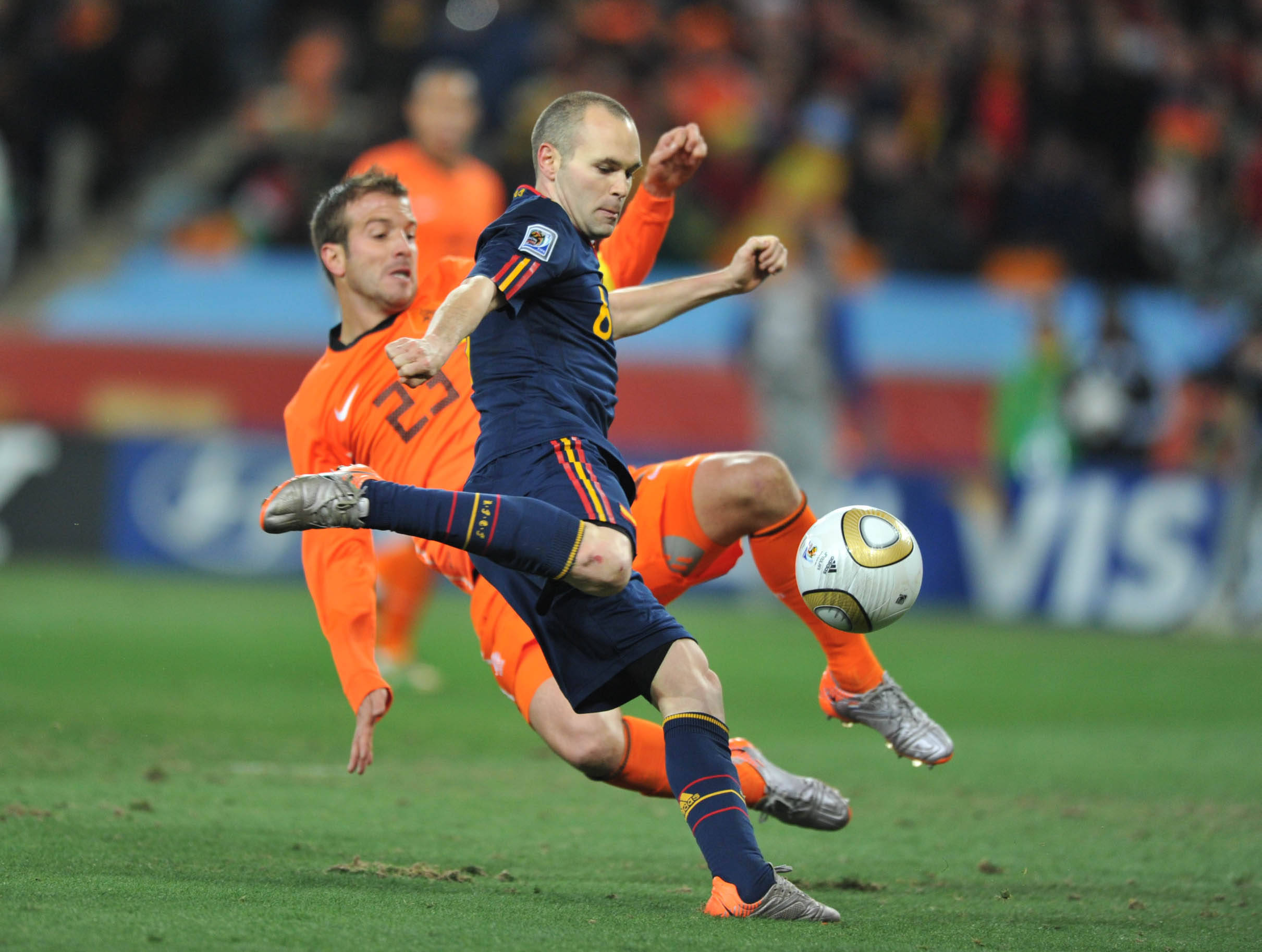 足球明星们的精彩对决，全情投入的瞬间