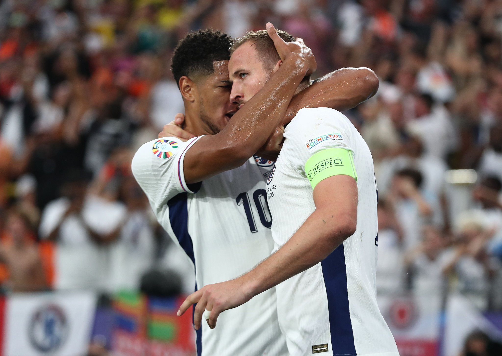 英格兰全队配合默契，携手晋级欧洲杯决赛