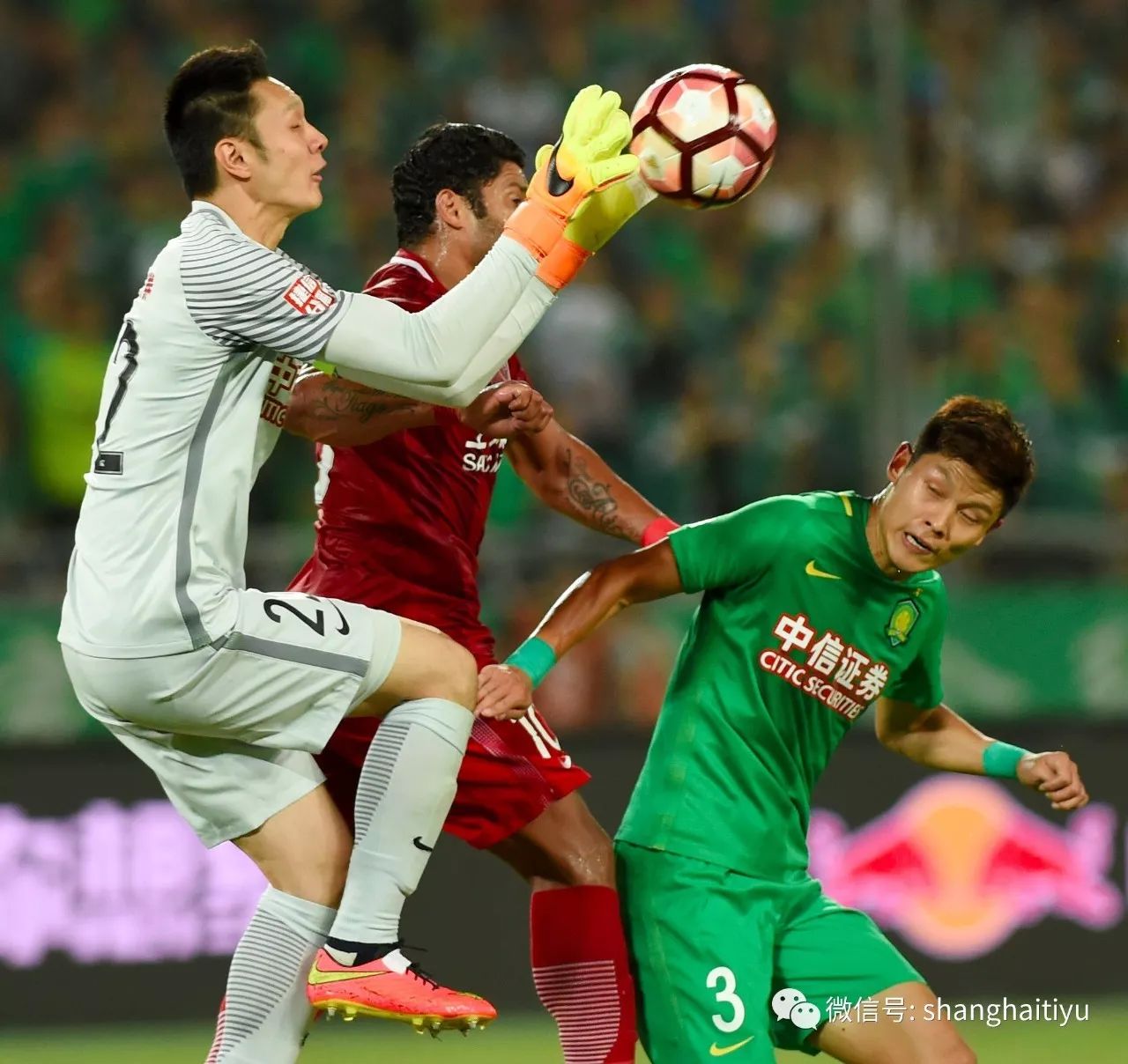 包含上海上港豪取三连胜，稳居积分榜第二的词条