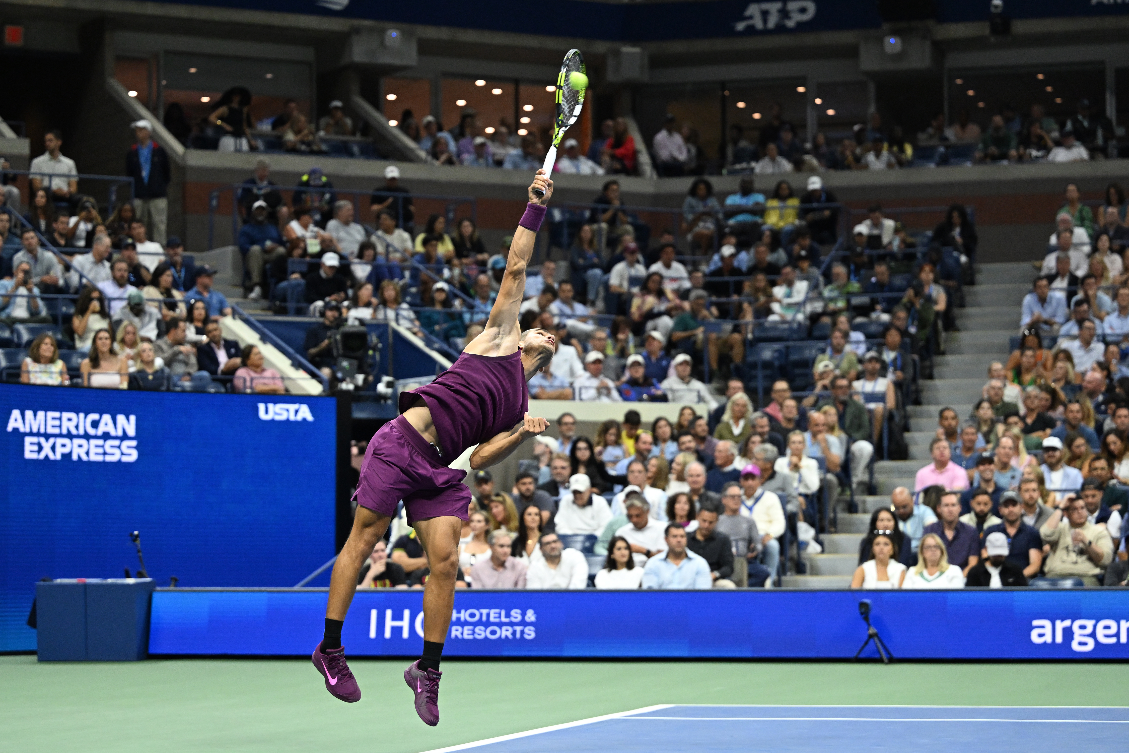 包含ATP总决赛翻盘年终总决赛，阿尔卡拉斯惊艳四座的词条