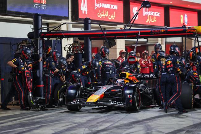 红牛车队鏖战索伯车队，拉塞尔点燃赛场的简单介绍